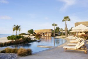Pooldeck mit stilvollem Design und Naturmaterialien – Nujuma Ritz-Carlton Reserve, Saudi-Arabien