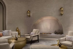 Suite/Schlafzimmer mit Kamin: gemütliche Fireplace‑Ecke, warmes Licht, hochwertige Materialien | Saudi‑Arabien, Nujuma