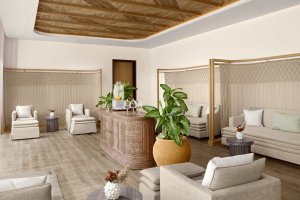 Neyah Spa – Alfresco Bereich: offene Lounge mit Naturmaterialien, ruhige Spa‑Atmosphäre | Saudi‑Arabien, Nujuma