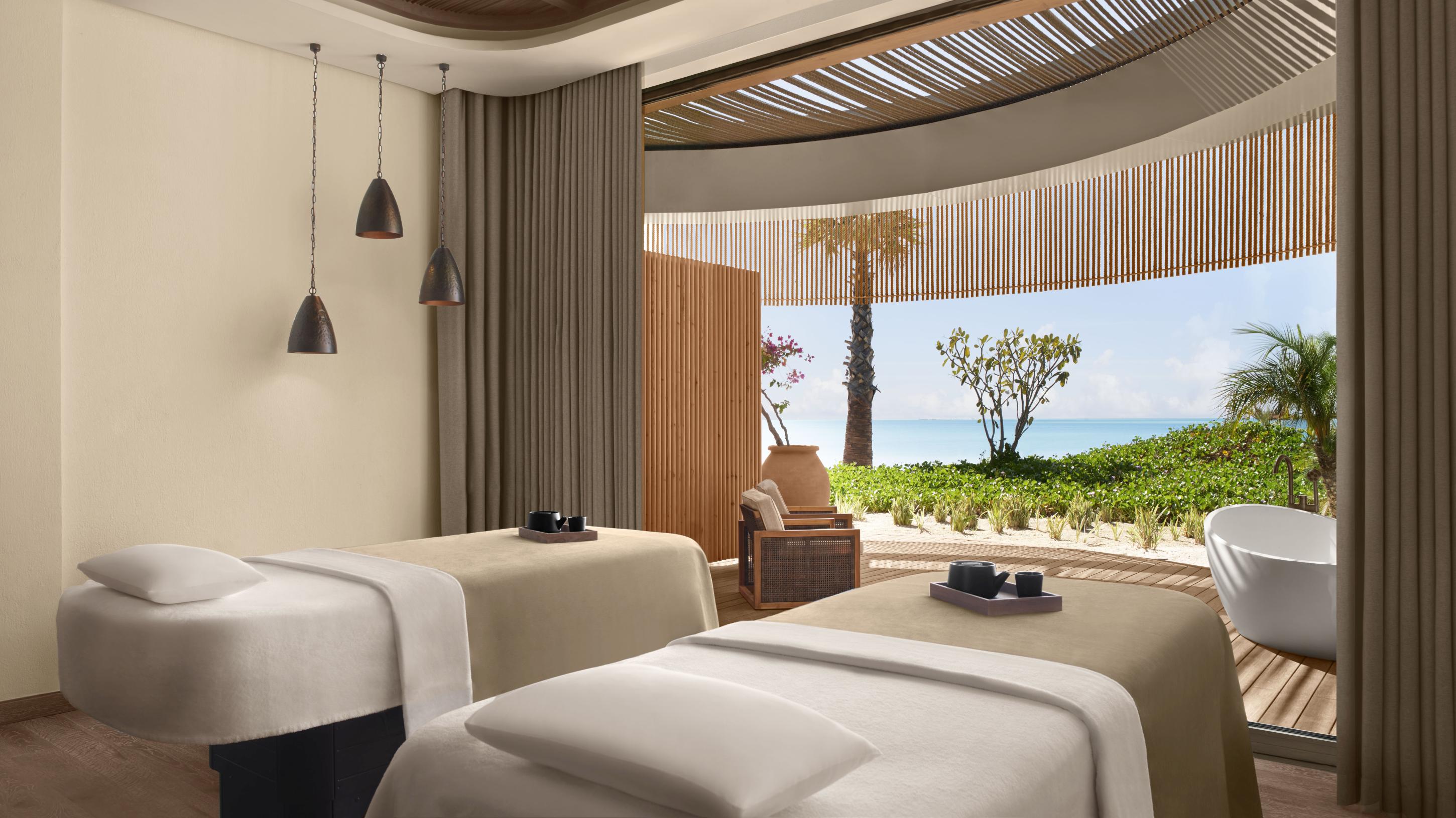 Neyah Spa – Couples Treatment Room: Doppel‑Liege, romantisches Spa‑Setting, warmes Licht | Saudi‑Arabien, Nujuma