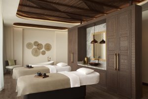 Neyah Spa – großzügige Spa‑Suite: ruhige Farbtöne, Wellness‑Liege, edles Design | Saudi‑Arabien, Nujuma