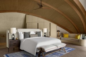 One-Bedroom Villa Schlafzimmer mit elegantem Interieur – Nujuma Ritz-Carlton Reserve