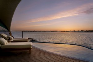 Overwater Villa mit privatem Pool und Panoramablick auf das türkisblaue Meer – Nujuma Ritz-Carlton Reserve, Saudi-Arabien