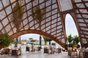 Große Holzkuppel im Sita-Restaurant, offene Architektur mit eleganten Bögen | Saudi-Arabien, Nujuma