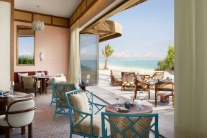 Tabrah-Lounge mit Meerblick, moderne Sitzmöbel und offene Terrasse im Luxusresort | Saudi-Arabien, Nujuma
