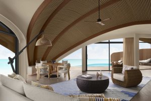 Wohnbereich der Two-Bedroom Overwater Villa mit Panoramafenstern und edlem Interieur | Saudi-Arabien, Nujuma