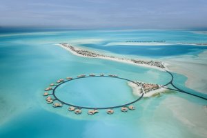 Luftaufnahme der Nujuma Privatinsel mit türkisfarbenem Wasser – Luxusurlaub Saudi-Arabien