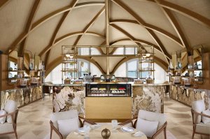 Sita-Patisserie mit eleganter Theke, feine Backwaren und stilvolle Holzdecke | Saudi-Arabien, Nujuma