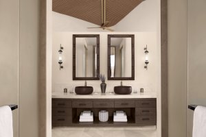 Bad – Three‑Bedroom Royal Villa: Master‑Bathroom mit zwei Waschbecken, Marmor, luxuriöse Armaturen | Saudi‑Arabien, Nujuma