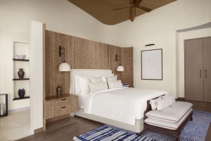 Schlafzimmer – Three‑Bedroom Royal Villa: Kingsize‑Bett, dezente Beleuchtung, elegantes Interieur | Saudi‑Arabien, Nujuma