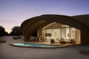  Außenansicht der Three-Bedroom Royal Villa bei Sonnenuntergang – Nujuma Ritz-Carlton Reserve, Saudi-Arabien