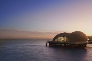 Villa Blue Hour Außenansicht bei Sonnenuntergang – Nujuma Ritz-Carlton Reserve