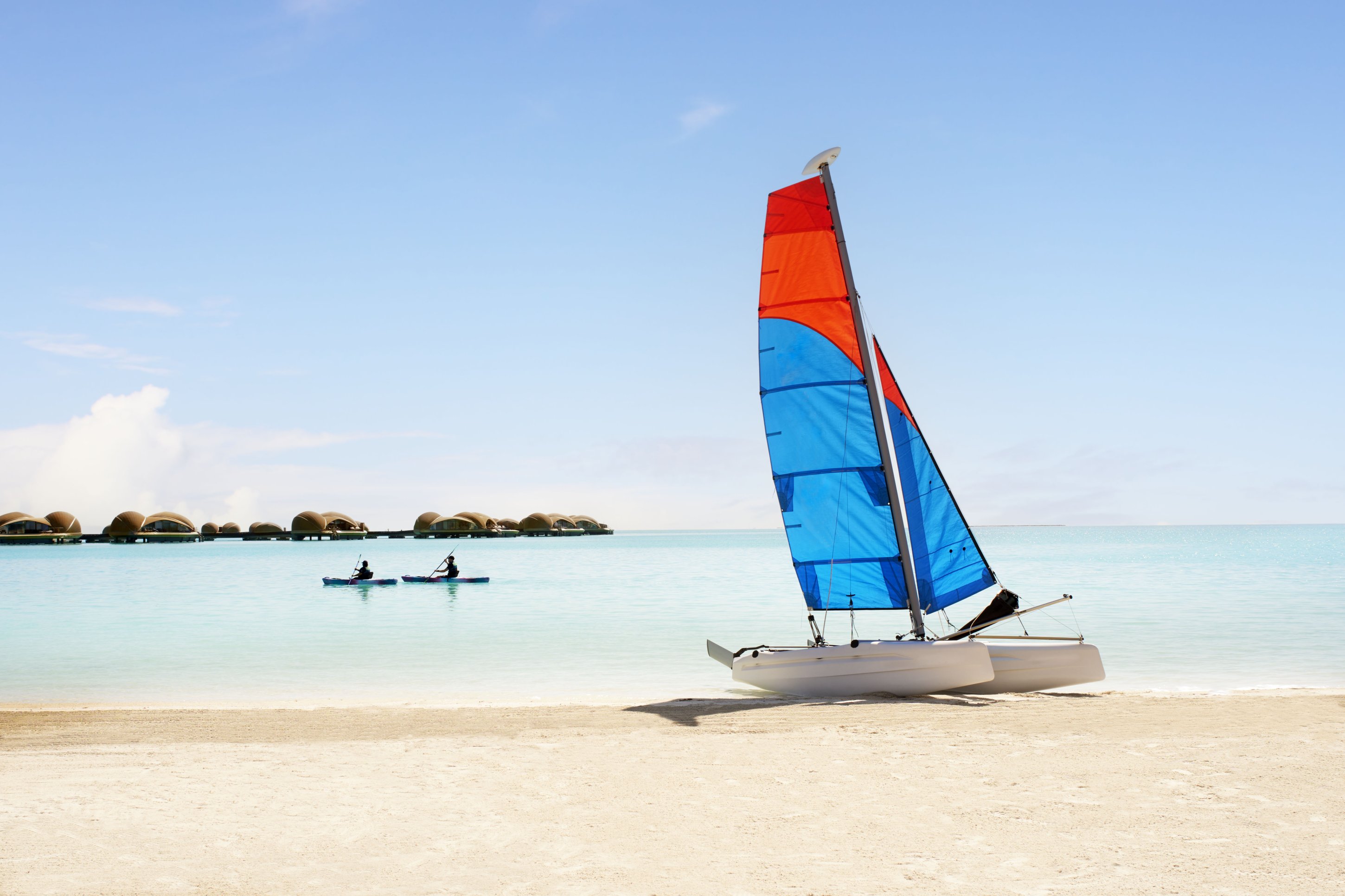 Wama-Wassersportbereich mit Katamaran auf türkisblauem Meer, sonniger Strand | Saudi-Arabien, Nujuma