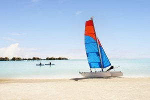Wama-Wassersportbereich mit Katamaran auf türkisblauem Meer, sonniger Strand | Saudi-Arabien, Nujuma