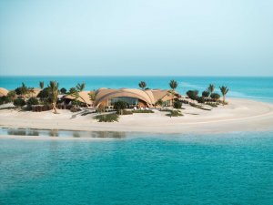 Luftaufnahme mit Overwater-Villen und Sandstränden – Nujuma Ritz-Carlton Reserve Saudi-Arabien