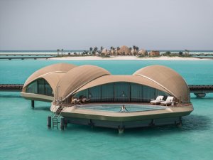 Überblick über eine der luxuriösen overwater Villas im Jujuma Ritz-Carlton Reserve Saudi-Arabien