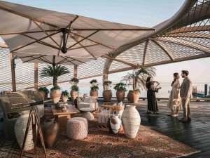 Resort‑Lounge/Restaurant: offene Sitzbereiche mit Meerblick, Holzdecken | Saudi‑Arabien, Nujuma