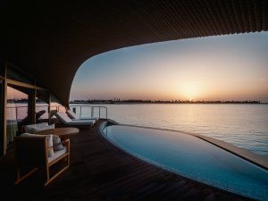 Infinity‑Pool bei Nacht: beleuchtete Wasserlinie, stimmungsvolles Abendlicht | Saudi‑Arabien, Nujuma