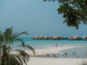 Luftaufnahme – türkisblaues Meer & Sandstrand: Insel/Resort‑Küste, klares Wasser | Saudi‑Arabien, Nujuma