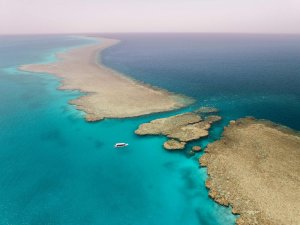 Überblick über die Küste mit türkisfarbenem Wasser | Saudi‑Arabien, Nujuma