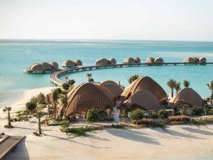 Privater Strandabschnitt: Palmen, heller Sand, ruhige Lagune | Saudi‑Arabien, Nujuma