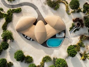 Drohnenansicht einer Three-Bedroom Beach Villa von oben im Nujuma Ritz-Carlton Reserve, Saudi-Arabien