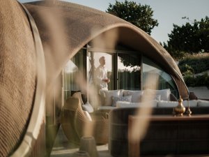 Architektonisches Detail aus Holz im Luxusresort, organische Formen und moderne Struktur | Saudi-Arabien, Nujuma