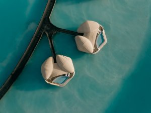 Overwater Villa von oben in der Drohnenansicht im turkisfarbenem Wasser, Nujuma Ritz-Carlton Reserve Saudi-Arabien