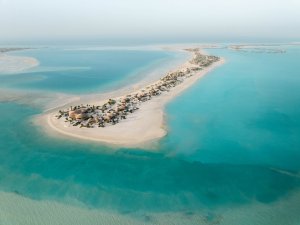 Aerial View der Nujuma Ritz-Carlton Reserve Insel – exklusives Resort am Roten Meer