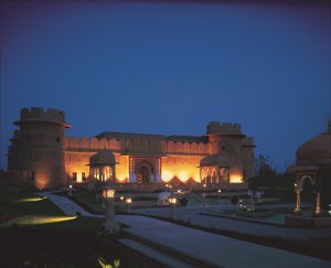 romantische abendstimmung im oberoi rajvilas resort in jaipur indien