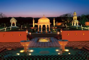 romantischer eingang im oberoi rajvilas resort in jaipur indien