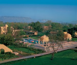 traumhafte spiritueller garten im oberoi rajvilasr luxus resort  in jaipur indien