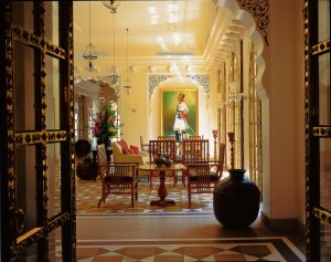 eingangshalle im oberoi rajvilas resort in jaipur indien