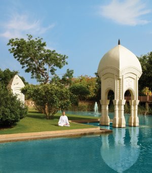 spirituelles yoga im oberoi rajvilas resort in jaipur indien