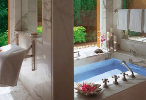 luxuriöses badezimmer mit ausblick im oberoi rajvilas resort in jaipur indien