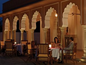 romantisches restaurant mit indischer küche im oberoi rajvilas resort in jaipur indien