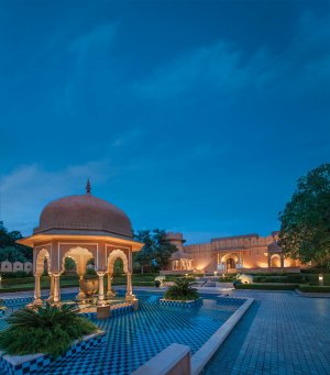 romantische abdenstimmung im oberoi rajvilas resort in jaipur indien