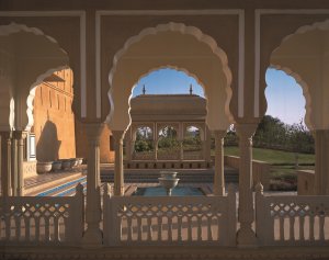romantischer innenhof im oberoi rajvilas resort in jaipur indien
