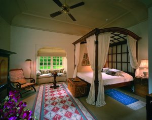 gemütliches schlafzimmer mit ausblick im oberoi rajvilas resort in jaipur indien