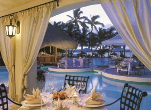 traumhaftes restauran direkt am pool im one & only le saint geran luxus resort auf mauritius 