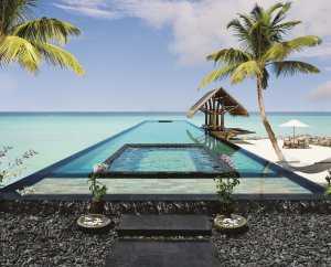 erfrischender pool auf den malediven im one & only reethi rah