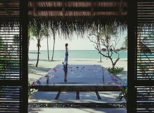 erfrischender pool der strandvilla auf den malediven im one & only reethi rah