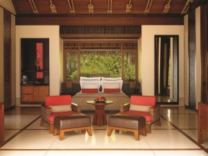 grosses schlafzimmer der strandvilla auf den malediven im one & only reethi rah