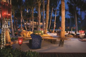 gemütliches mediterranes restaurant direkt am strand auf den malediven im one & only reethi rah