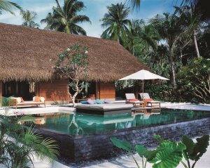 malerischer aussenbereich der strandvilla auf den malediven im one & only reethi rah