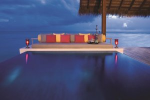 gemütliches sofa der wasservilla auf den malediven im one & only reethi rah
