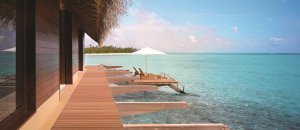 wunderschöne veranda der wasservilla auf den malediven im one & only reethi rah
