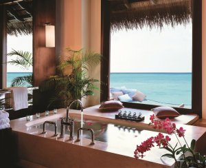 himmlisches badezimmer der wasservilla auf den malediven im one & only reethi rah