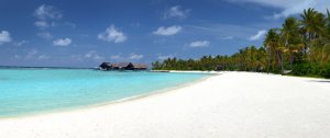 paradisischer weisser sandstrand auf den malediven im one & only reethi rah