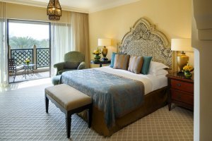 edles schlafzimmer mit ausblick im One and Only Royal Mirage Arabian Court in dubai
